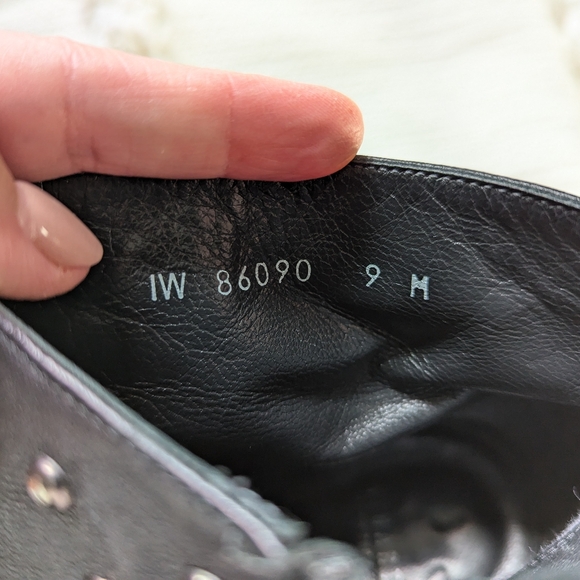 Women's STUART WEITZMAN size 9 leather studded ankle boots - Picture 6 of 13